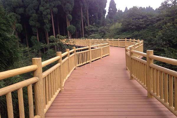  仿樹皮欄（lán）杆